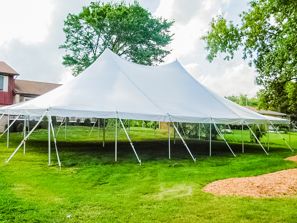 128 Guest – 30×60 Pole Tent – Round Tables